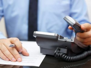 省力化機械設備や自動機の設計は、大きく機械設計と電気制御設計に分かれます。
電気制御設計では、PLC（Programmable Logic Controller＝プログラマブルロジックコントローラ)というシーケンス制御ソフトの設計を行います。
また、PLCは、三菱電機、オムロン、キーエンスと、メーカーによって違いがあります。